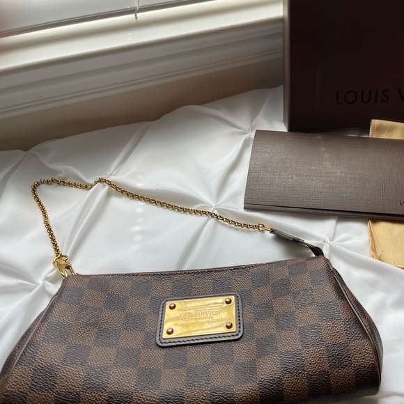 Louis Vuitton Handbags - Authentic Louis Vuitton Eva Damier clutch